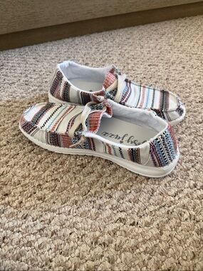 Gypsy Jazz Slip-On Sneakers in Cream with Red & Blue Stripes
